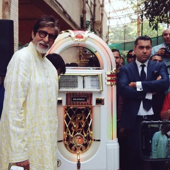 Big B dapat jukebox dari fans di Belanda ©instagram/thekkapoor