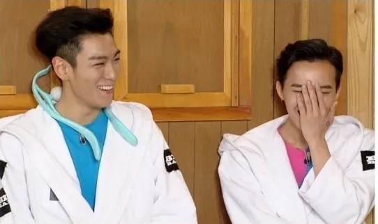 T.O.P (kiri) dan G-Dragon di acara Happy Together 3 © soompi