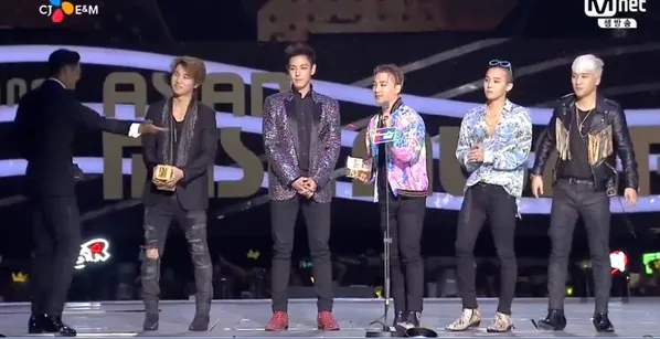 Big Bang saat menerima award Artist of The Year dari Chow Yun Fat © twitter.com/kor_celebrities