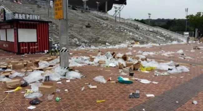 Sampah berserakan setelah konser Big Bang © Kpop Herald