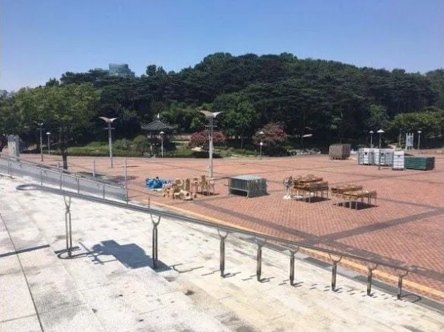 Kondisi stadion setelah dibersihkan oleh fans Big Bang © Kpop Herald