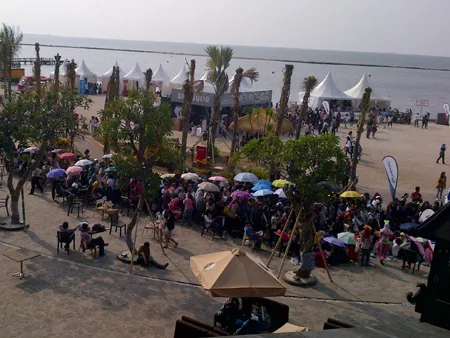 Penggemar Big Bang Rela Berpanas-panasan