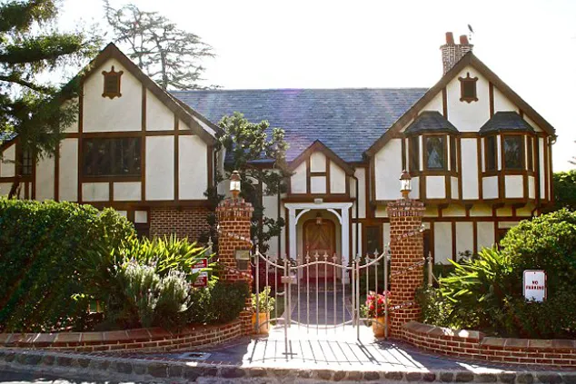Inilah rumah Bill yang terletak di kawasan Los Angeles @ dailymail.co.uk