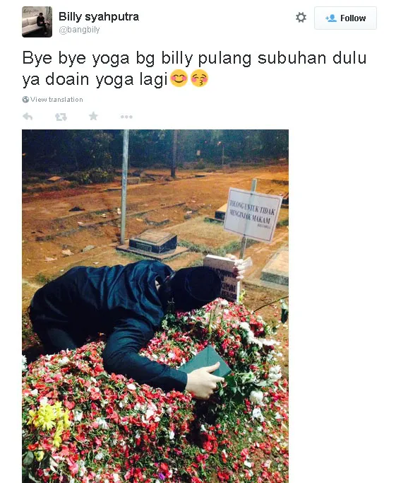 Billy Syahputra saat berziarah dan memeluk makam Olga. ©Twitter/Billy Syahputra