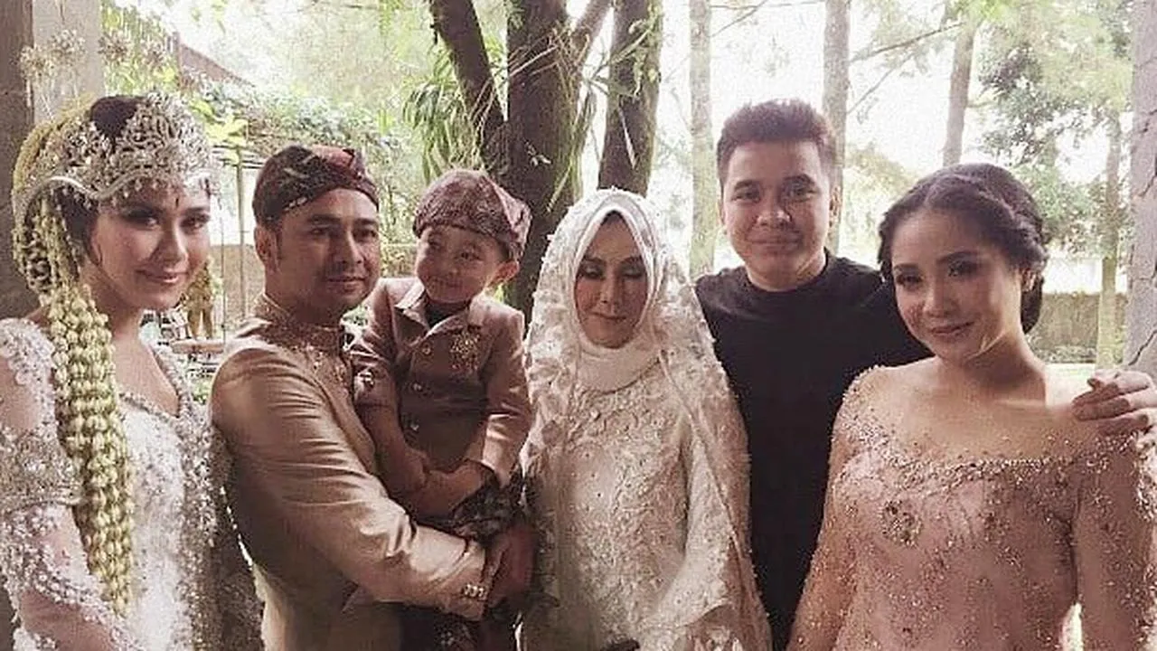 Billy Syahputra saat hadir di pernikahan Syahnaz - Jeje © via liputan6.com