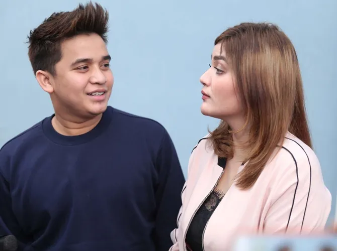 Keluarga Billy dan Hilda membicarakan soal bisnis. © KapanLagi.com/Muhammad Akrom Sukarya