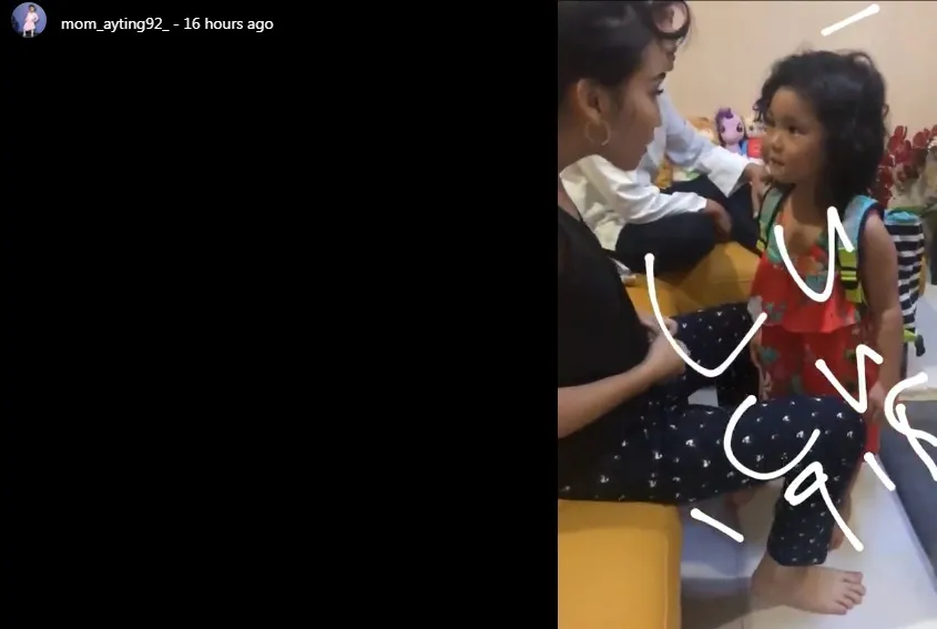 Ayu sedang bersama Bilqis ketika El rayakan ultah ©instagram/mom_ayting92_