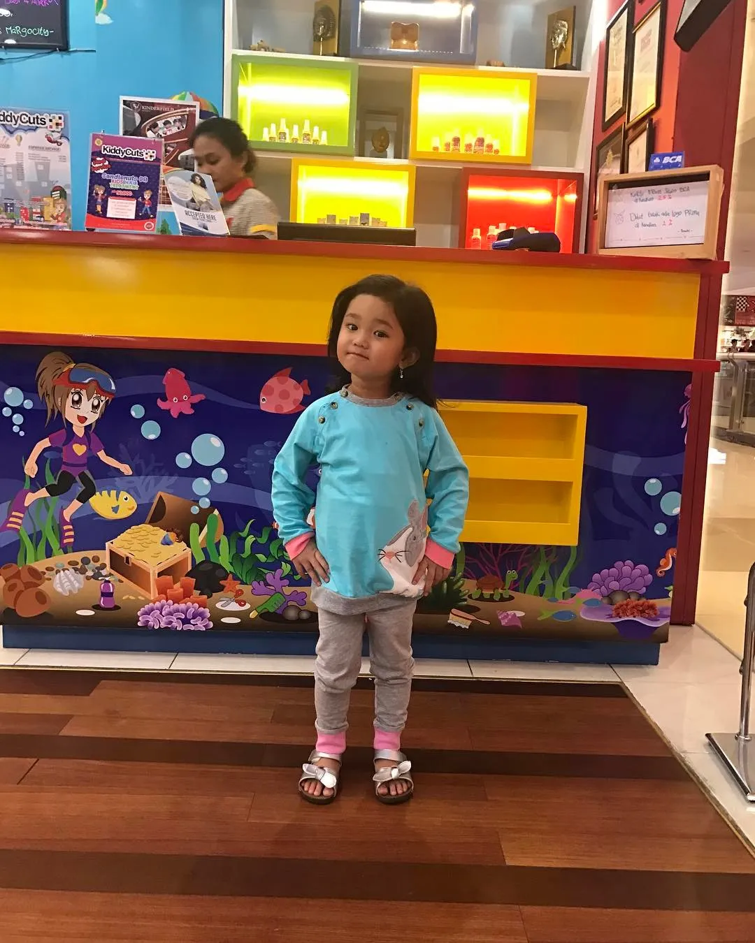 Bilqis terlihat senang setelah keluar dari salon. © Instagram/ayutingting92