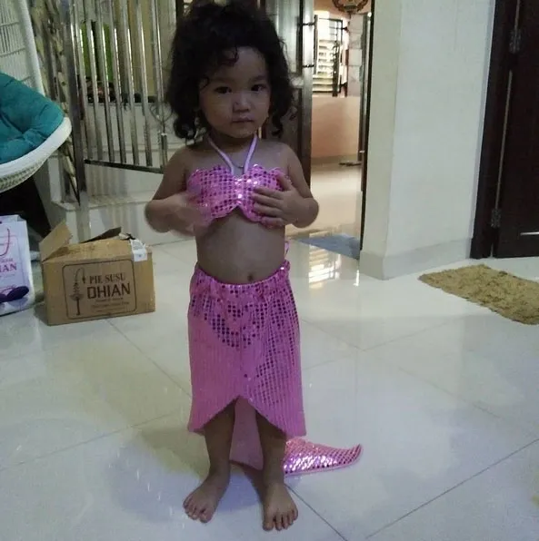 Bilqis centil menggemaskan dengan gaya ala putri duyung © Instagram.com/mom_ayting92_