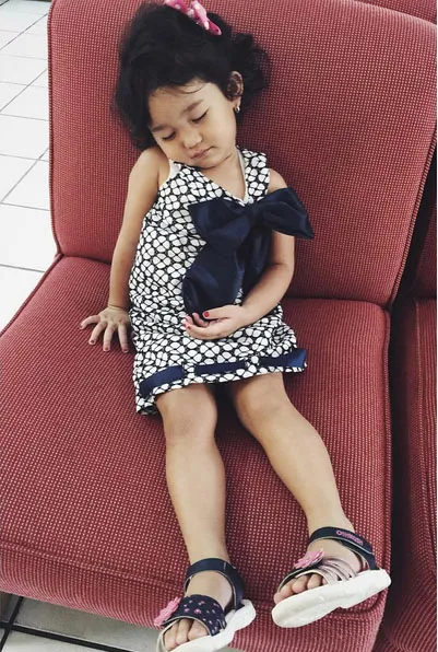 Bilqis ketiduran di sofa © Instagram.com/ayutingting92