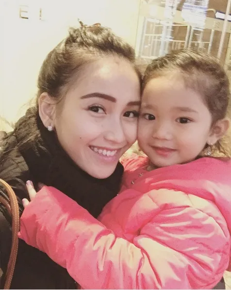 Momen manis Ayu Ting Ting bersama dengan sang buah hati. So cute! /©instagram.com/ayutingting92