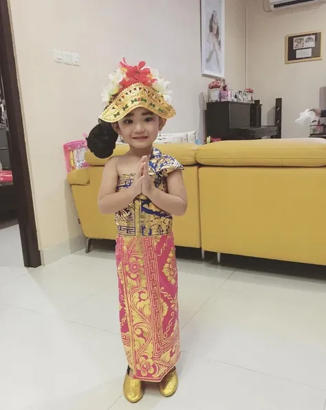 Gaya lucu dan manis Biqis pakai baju adat Bali. /©instagram.com/ayutingting92