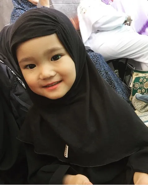 Pakai hijab hitam, Bilqis tampak makin menggemaskan. /©instagram.com/ayutingting92