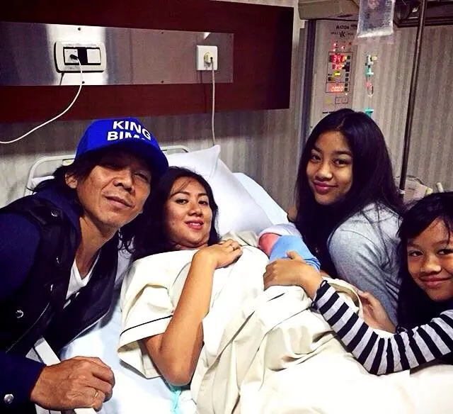 Bimbim dan kedua putrinya temani sang ibu saat proses lahiran © Migme