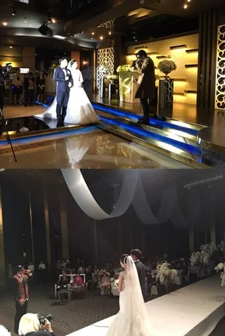 Momen MC Mong saat menyanyikan lagu selamat di pernikahan fans. © soompi.com