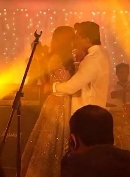 Ciuman mesra Bipasha dan Karan setelah resmi jadi suami istri, romantis ©pinkvilla