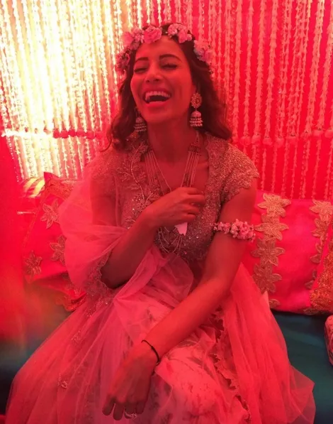 Upacara mehendi Bipasha Basu, penuh tawa bahagia ©instagram/vi_basu