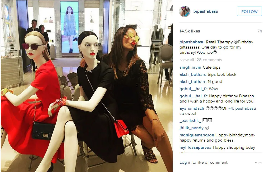 Begini gaya duck face Bipasha yang bahagia bisa puas berbelanja di Thailand © Instagram.com/bipashabasu