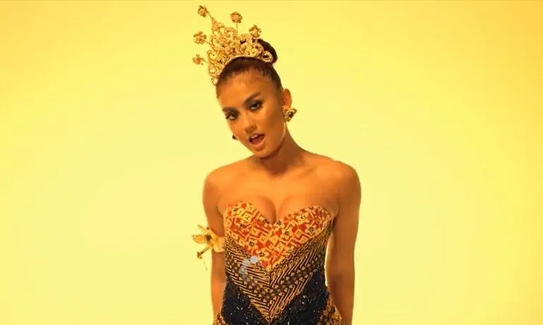 Pride, Agnez Mo kenakan pakaian adat di klip internasionalnya