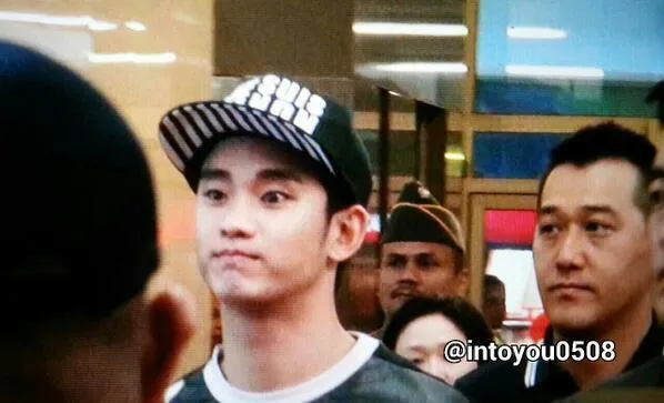 Kim Soo Hyun saat tiba di Jakarta kemarin malam (24/4) @fantaken/credit as tagged