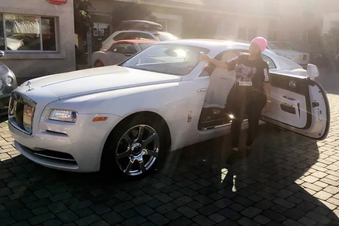 Chyna dengan Rolls Roycenya (credit: peole.com/baby)