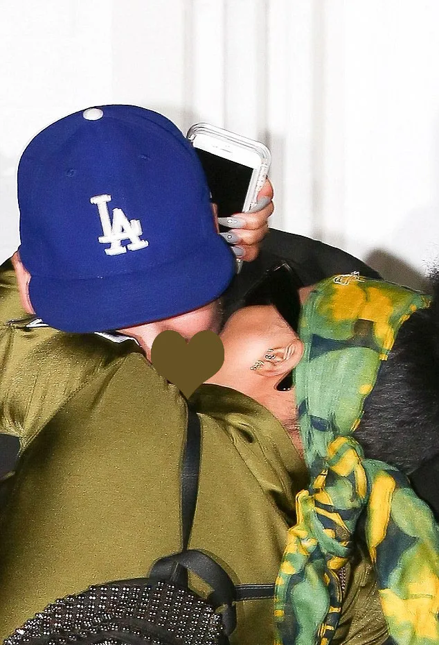 Blac Chyna jilat dagu Rob Kardashian © Dailymail.co.uk