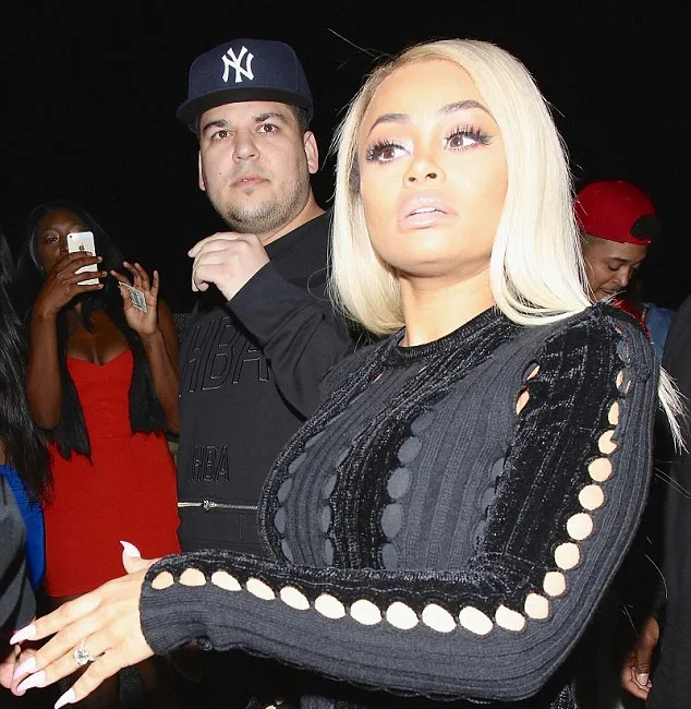 Blac Chyna pamer cincin 'tunangan' © Dailymail.co.uk
