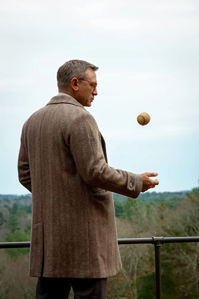 Benoit Blanc dan baseball ©Lionsgate via IMDb