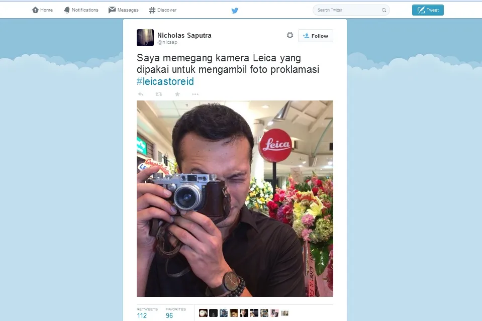 Nicholas Saputra dengan kamera Leica ©Twitter.com/nicsap