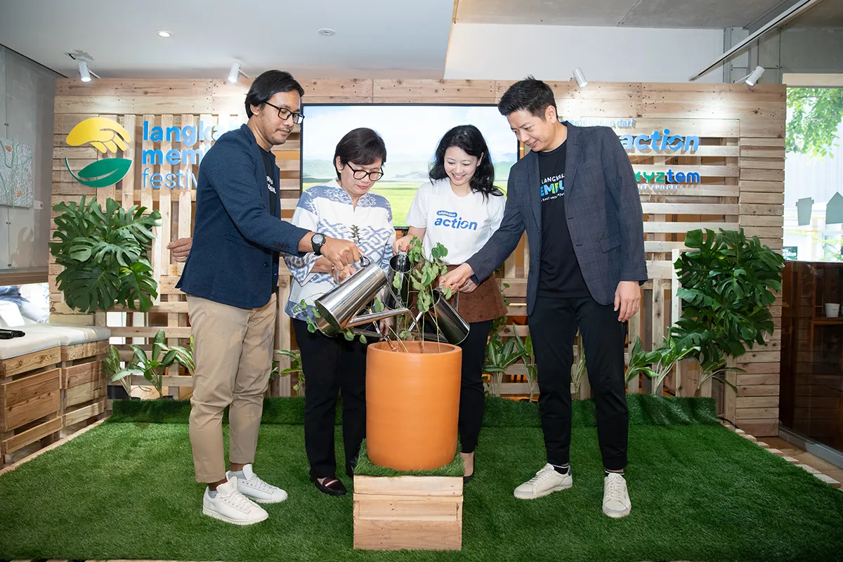 Blibli Tiket dan Ecoxyztem meresmikan Langkah Membumi Festival melalui seremoni yang didukung oleh Kementerian Lingkungan Hidup dan Kehutanan (KLHK) dan tiket.com pada acara Press Conference Langkah Membumi Festival/Istimewa.