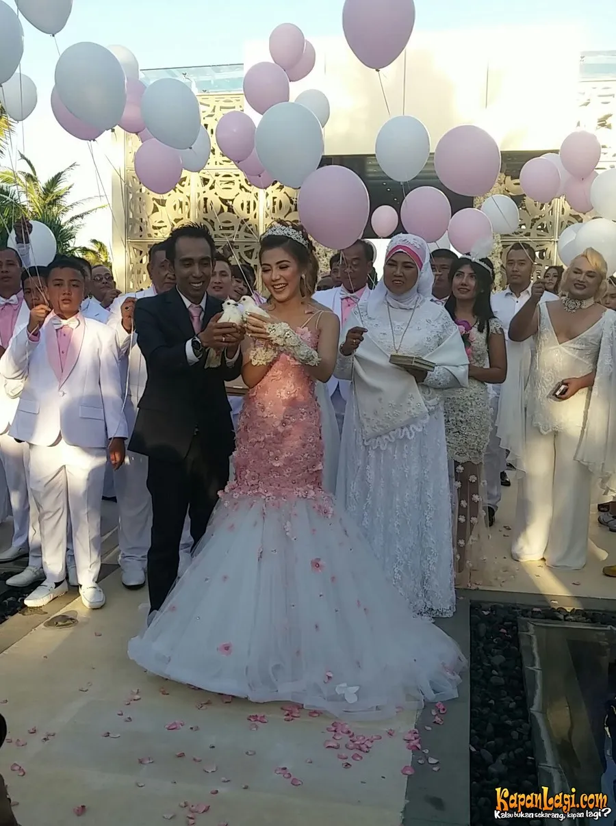 Momen pelepasan balon dan merpati ©KapanLagi.com®