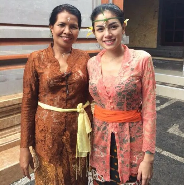Dengan baju adat, sosok Nikita Mirzani terlihat lebih elegan. ©Nikita Mirzani