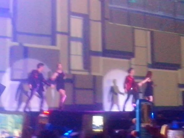 Super Junior dengan sexy dancer. ©@indonesia_sj