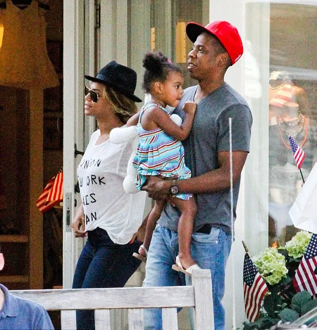 Blue Ivy Carter digendong ayahnya, Jay Z @ dailymail.co.uk