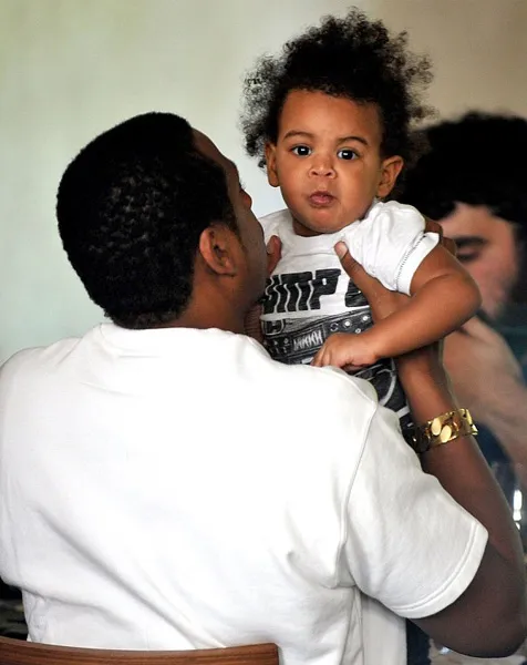 Inilah penampakan rambut Blue Ivy @ dailymail.co.uk/REX