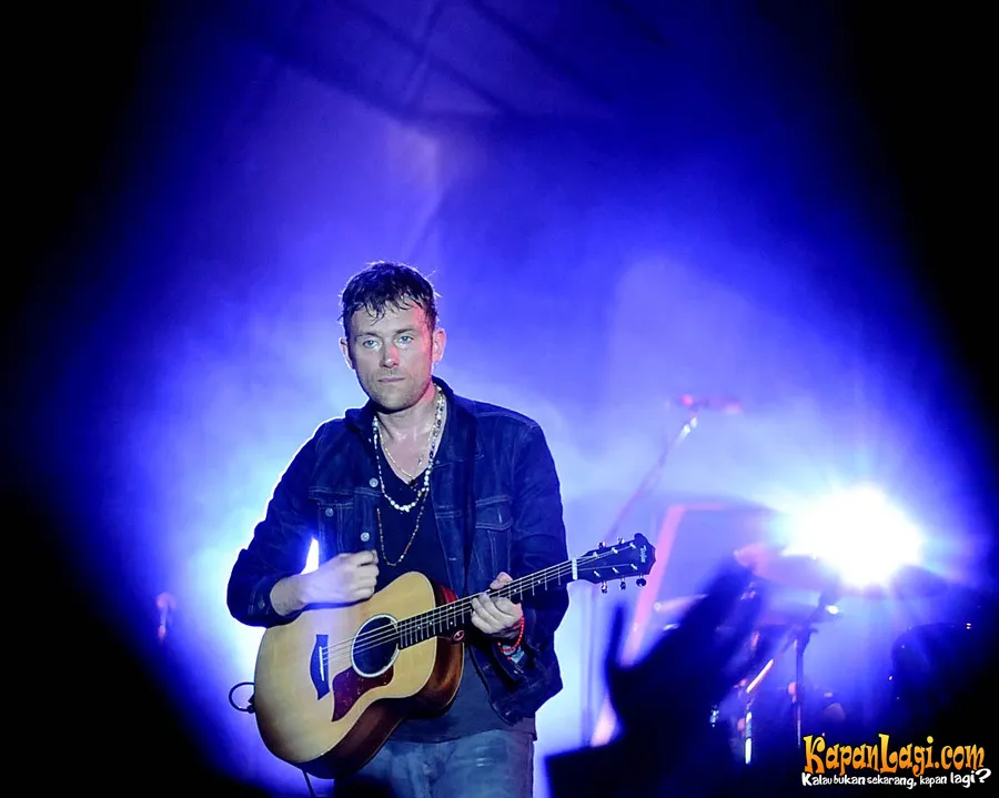 Sejenak, Damon menerawang di tengah lagu Tender @KapanLagi.com®/Bambang E Ros