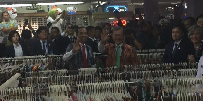 Jokowi dan Moon Jae In saat beli batik © merdeka.com