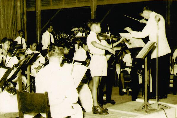 Idris Sardi menjadi solist consertmaster dalam pertunjukan di Gedung Negara Yogyakarta, 15 Agustud 1951, Sumber Foto: @fadlizon