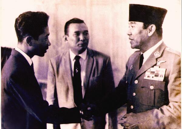 Idris Sardi, Gordon Tobing dan Presiden Soekarno Sebelum Keberangkatan ke Irian Barat, Foto Koleksi Keluarga diambil dari @fadlizon