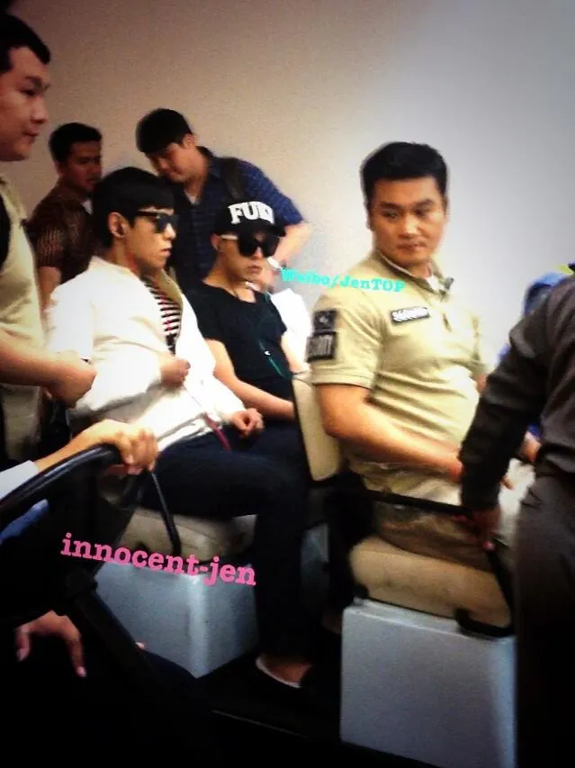 G-Dragon dan T.O.P ketika baru tiba di bandara Soekarno Hatta. ©innocent-jent