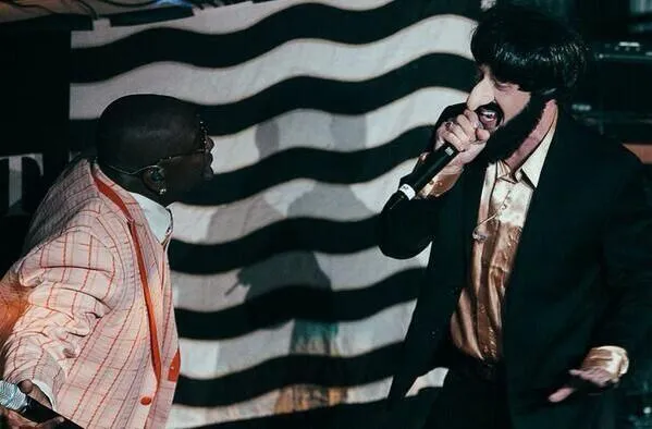 Macklemore dengan kostum dan make up yang dinilai rasis @gigwise