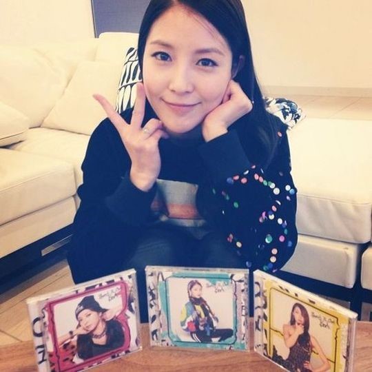 rilis single jepang, boa pamer album cd dulu ke fans