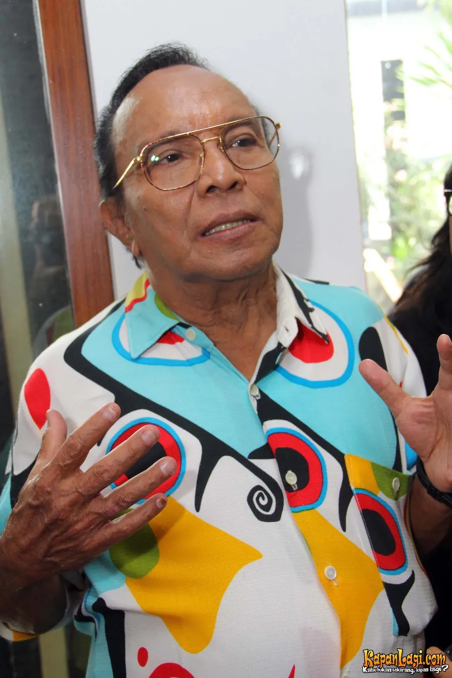 Sempat sempoyongan Bob Tutupoli terjatuh di pemakaman Deasy Arisandi. 