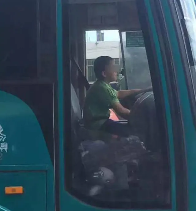 Bocah 9 Tahun Setir Bus © Shanghaiist
