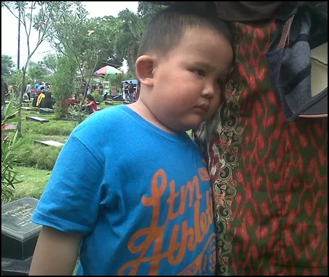 Muhammad Raffi, bocah kecil lucu yang tidak mau pulang di pemakaman Olga. ©KapanLagi.com®/Adi Abbas Nugroho