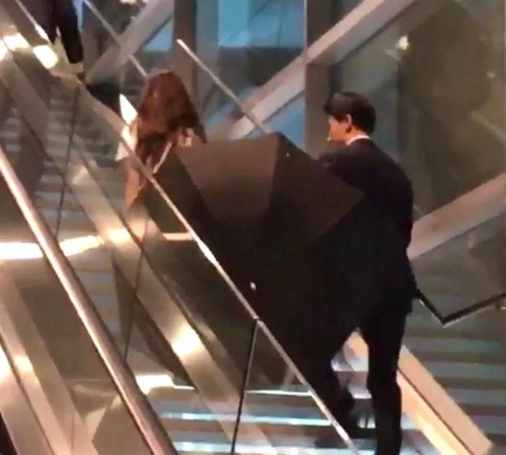 Bodyguard Jessica Jung yang mencuri hati netizen karena perhatiannya. © koreaboo.com