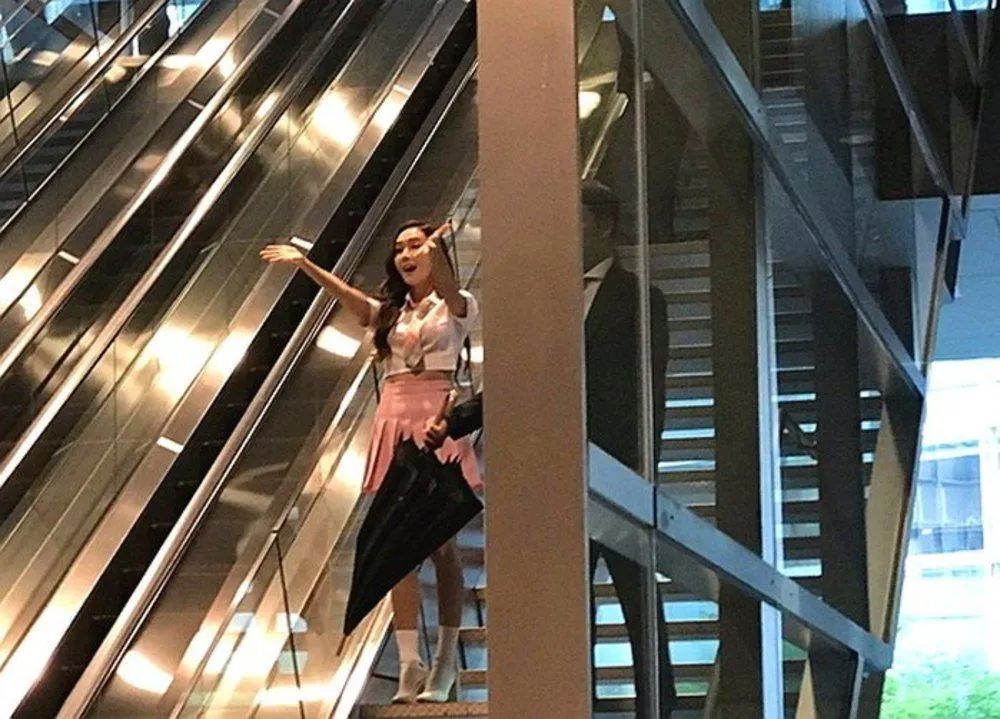 Bodyguard pribadi Jessica Jung yang selalu sigap menjaga kehormatan sang seleb. © koreaboo.com
