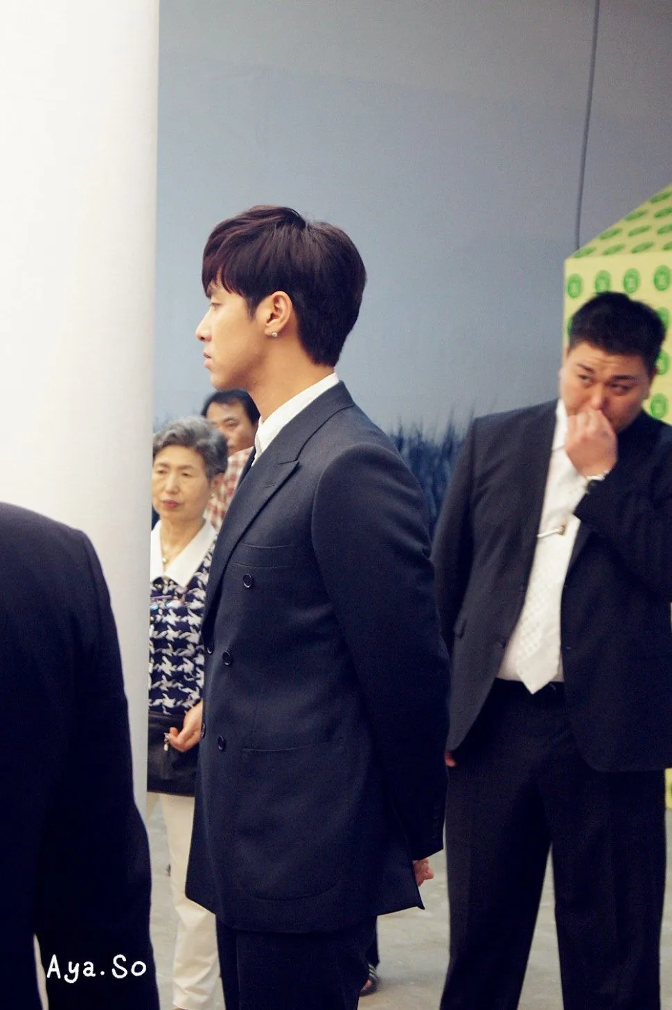 Bodyguard TVXQ (belakang), yang dianggap netizen memiliki wajah bak gangster. © Wearetvxq.com