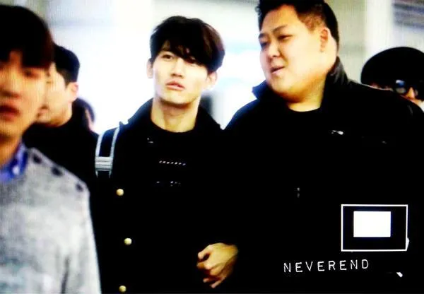 Meski penampilannya kerap dianggap menyeramkan, bodyguard yang dikenal dengan sebutan Papa Bear tersebut nyatanya perhatian banget pada Yunho dan Changmin. © Wearetvxq.com