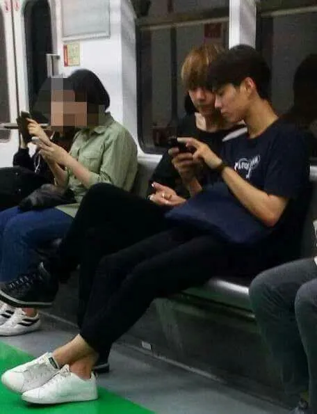 Park Bo Gum dan V BTS saat baik subway bersama. ©pann.nate.com